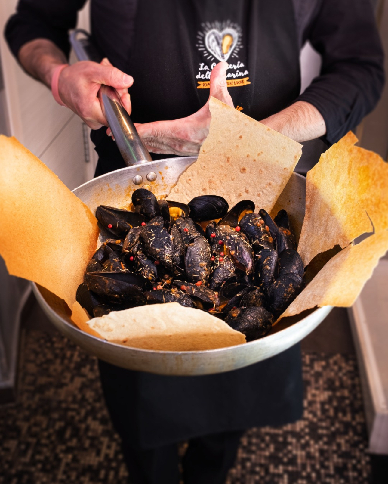 Padella di cozze fresche servite con pane