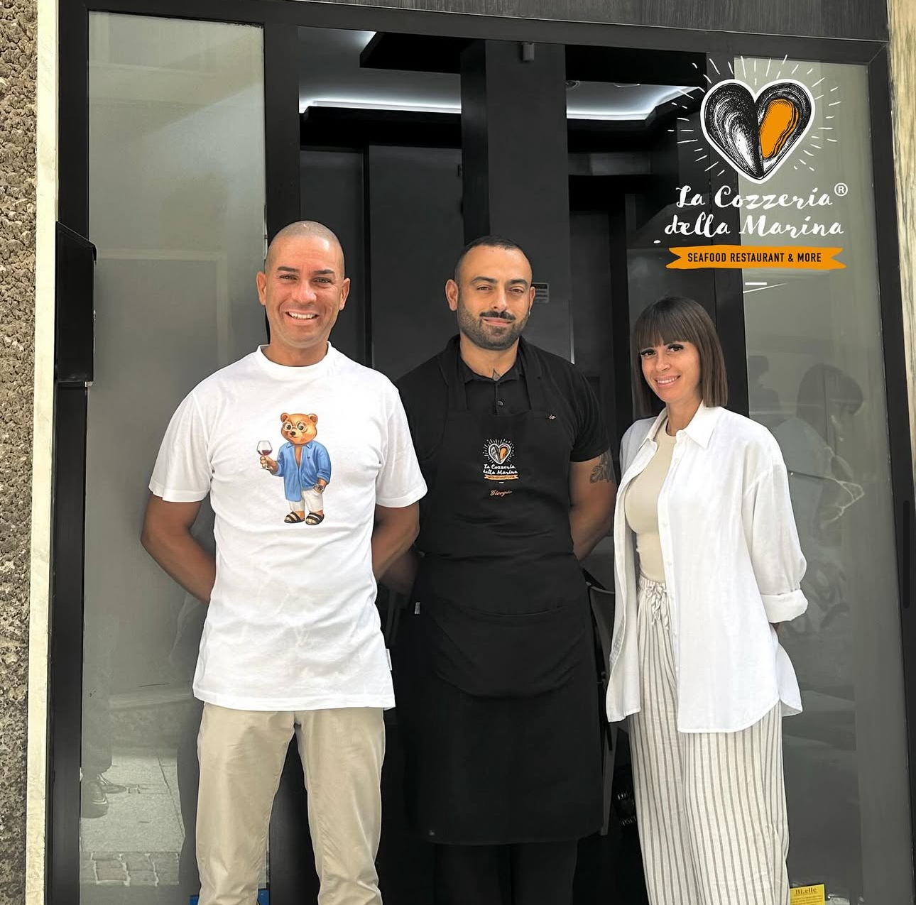 Il team de La Cozzeria della Marina davanti al ristorante